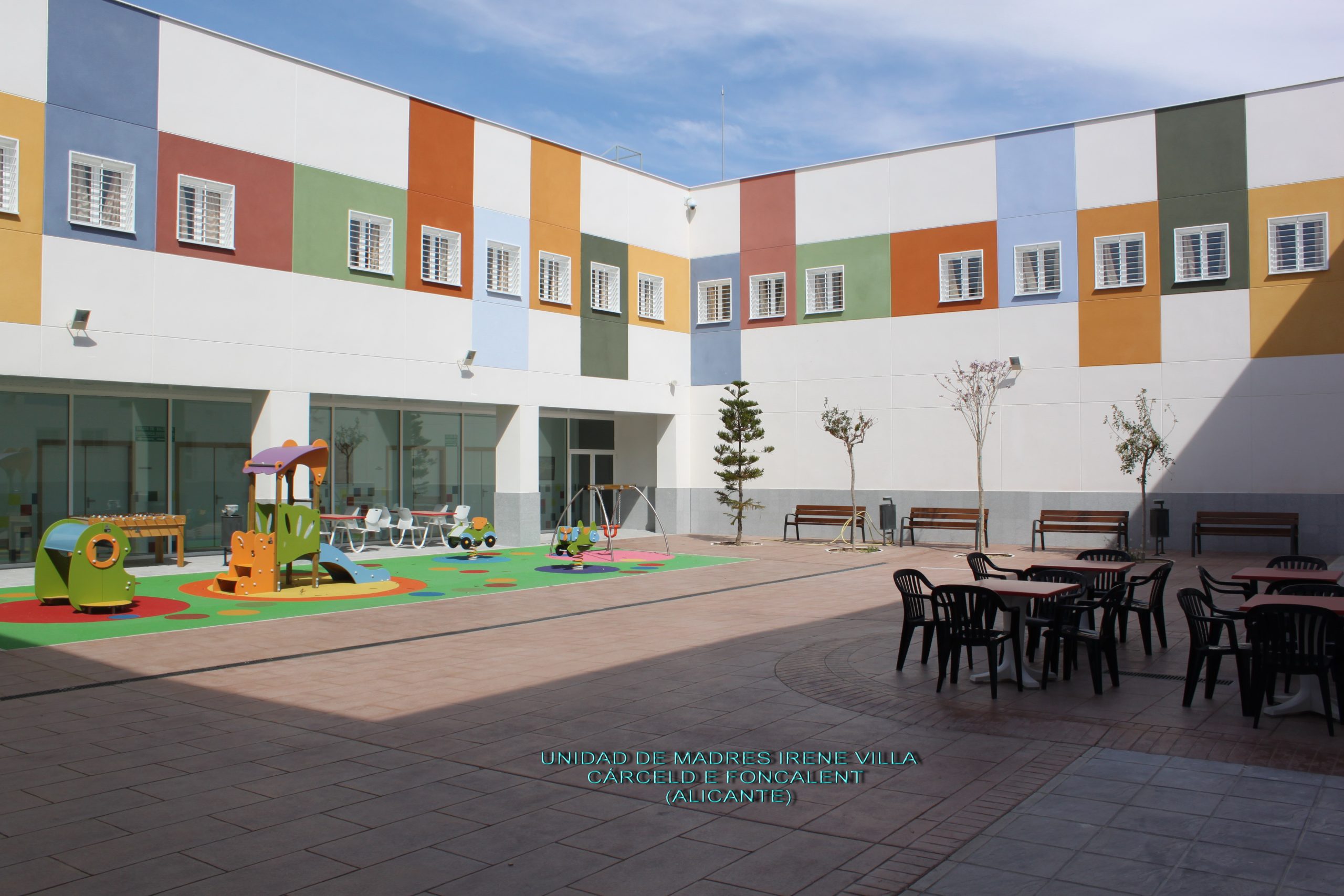 PATIO EN UNIDAD DE MADRES IRENE VILLA (FONTCALENT- ALICANTE)